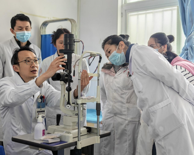 大理爱尔眼科眼底病专家尹志成受邀到银桥卫生院开展坐诊带教工作