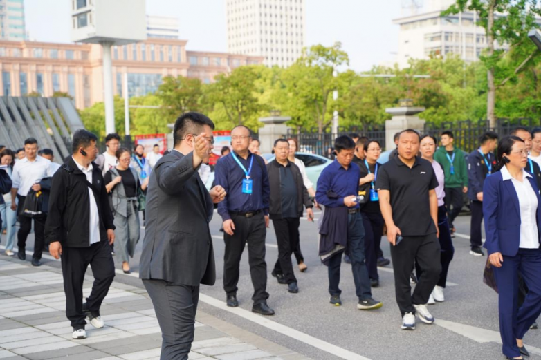 湖北首个天博体育最新下载地址室外智慧健身房为何成了免费体育民生项目的人气王？(图1)