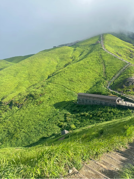 《中美华东联合昌盛连锁、武功山景区推出“下山无忧计划”，助力登山者科学防护》