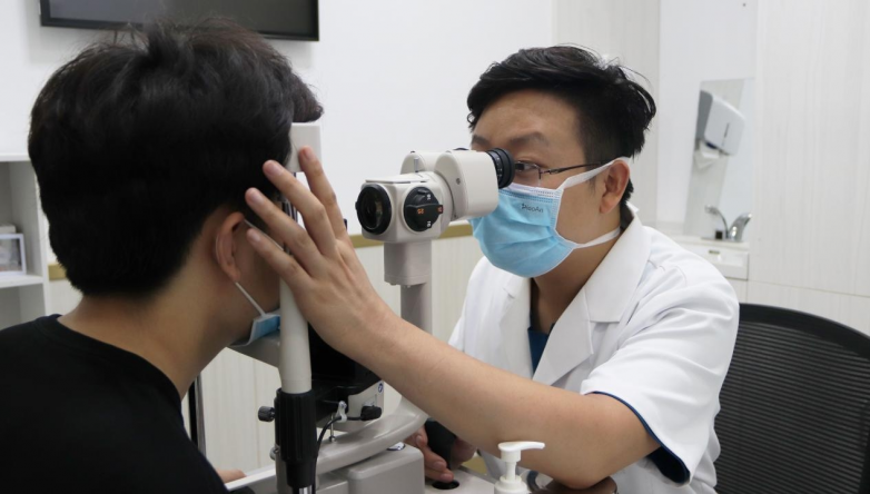 摘镜热潮来袭，呼和浩特朝聚眼科医院人满为患，专家提醒：近视手术需早做准备_https://www.izongheng.net_快讯_第3张