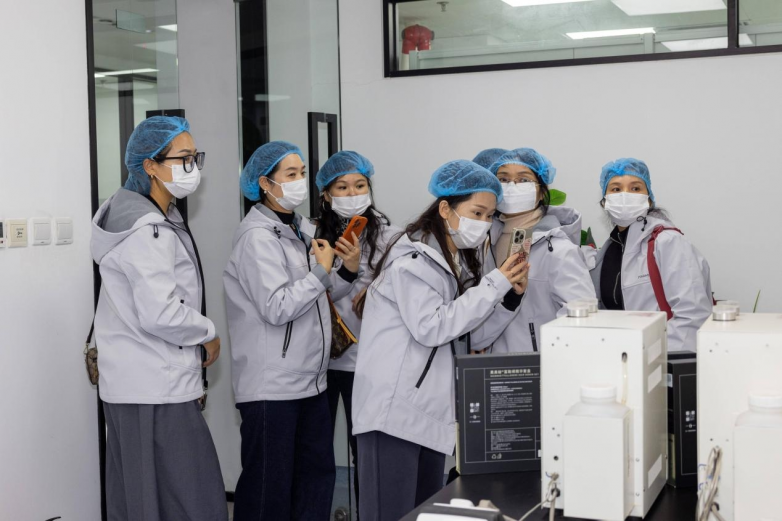 富勒烯科技论坛:黑奥秘在脱发白发防治成分上再次遥遥领先!