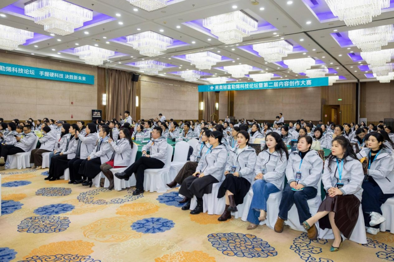 富勒烯科技论坛:黑奥秘在脱发白发防治成分上再次遥遥领先!