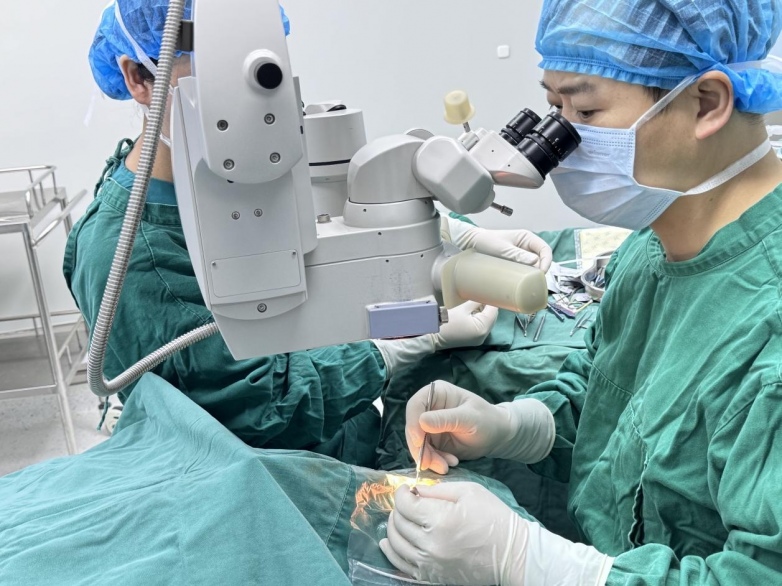 跨城诊疗暖人心:余新平教授南昌爱尔手术,7岁童先天外斜视康复 跨城诊疗暖人心:余新平教授南昌爱尔手术,7岁童先天外斜视康复