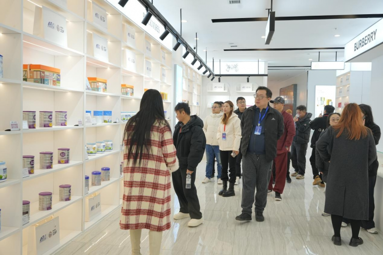 实地观摩促发展：企业代表团实地考察拉萨综合保税区，共谋跨境合作新机遇！_https://www.izongheng.net_快讯_第3张