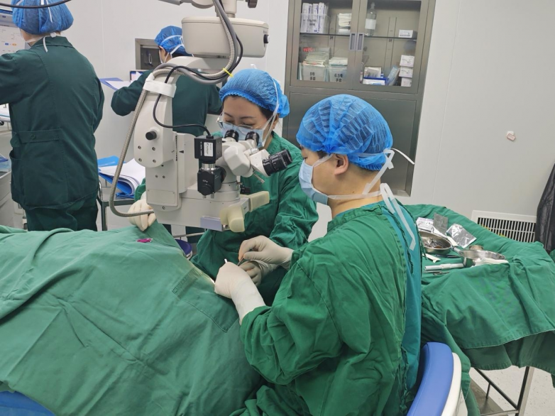 余新平杨秋艳联合手术 攻克60岁甲亢相关性垂直限制性斜视难题_https://www.izongheng.net_快讯_第3张