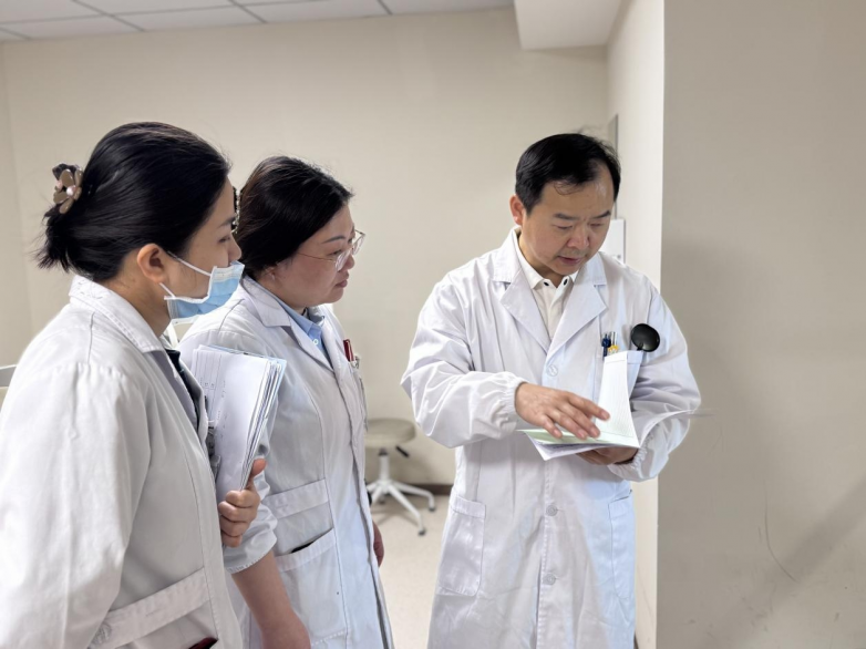 余新平杨秋艳联合手术 攻克60岁甲亢相关性垂直限制性斜视难题_https://www.izongheng.net_快讯_第2张