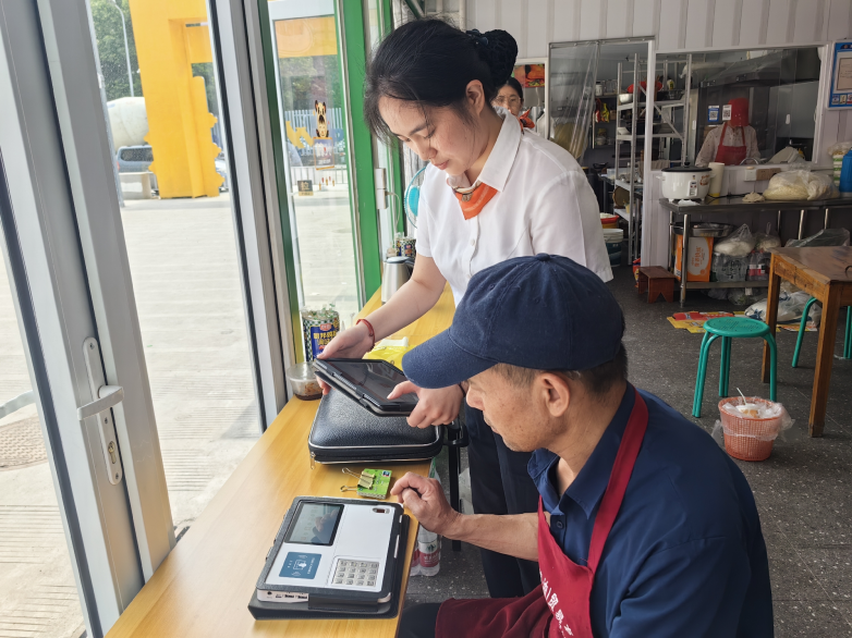  一场跨越六年的暖心护航 让流动摊贩从“游击队”变身“正规军”