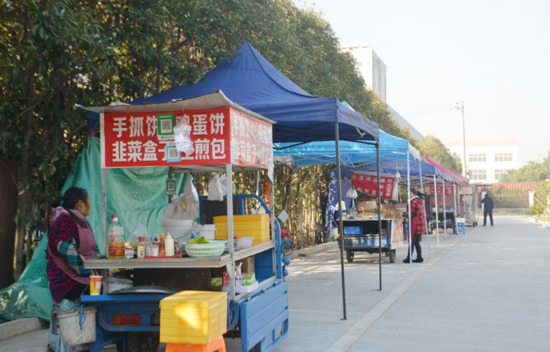  一场跨越六年的暖心护航 让流动摊贩从“游击队”变身“正规军”