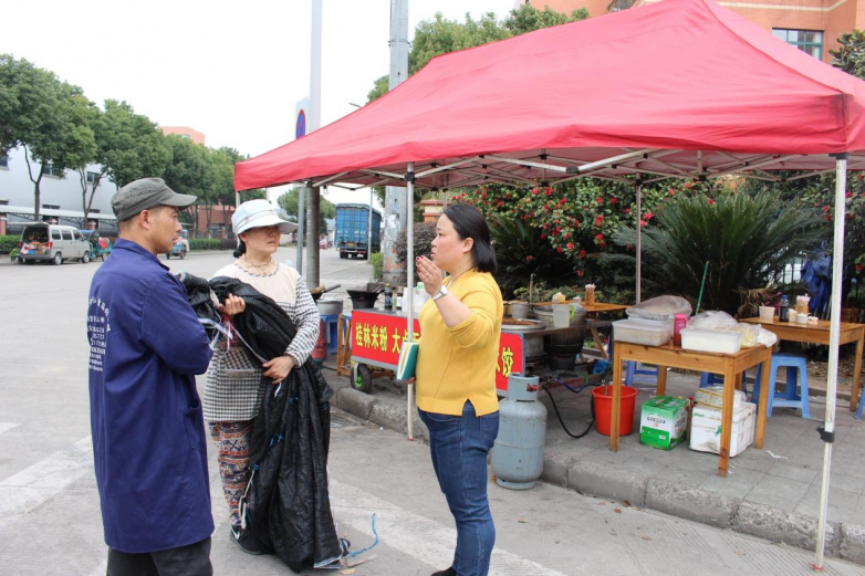  一场跨越六年的暖心护航 让流动摊贩从“游击队”变身“正规军”