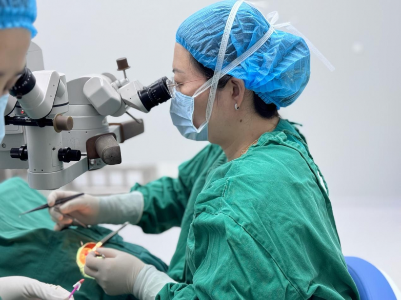 南昌爱尔杨秋艳主任精准手术破解共同性内斜视，助医护患者圆摘镜梦_https://www.izongheng.net_快讯_第2张