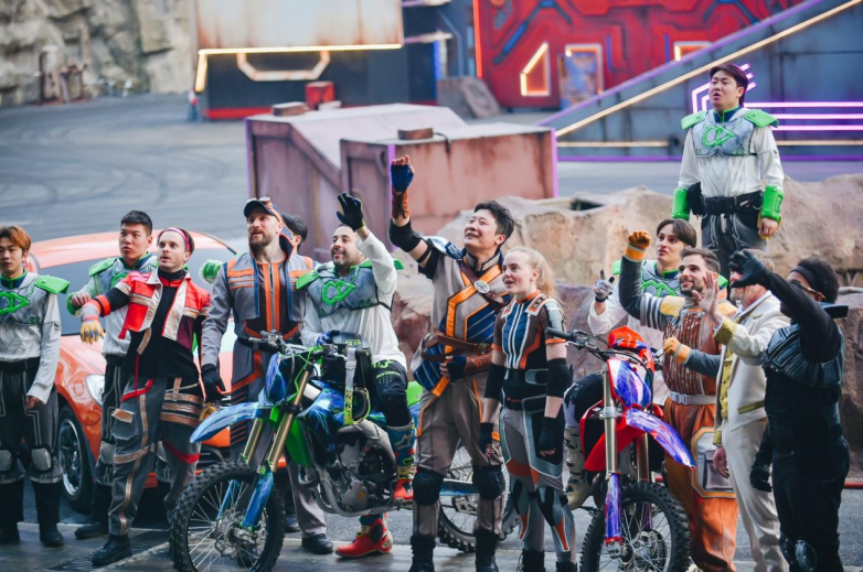 华东首秀启幕！苏州阳澄半岛乐园推出赛博特技秀《绝境狂飙》