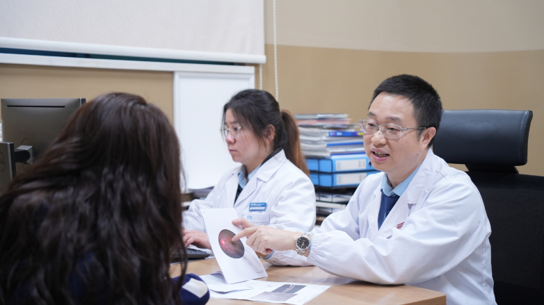 东莞12岁近视学生佩戴多点离焦眼镜三年,原本近视50度到成功“储存”远视储备