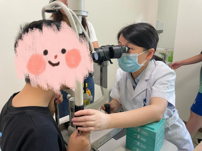 三个月视觉训练“扶正”外斜视童眸 南昌爱尔赵成医生获家长送锦旗致谢_https://www.izongheng.net_快讯_第2张