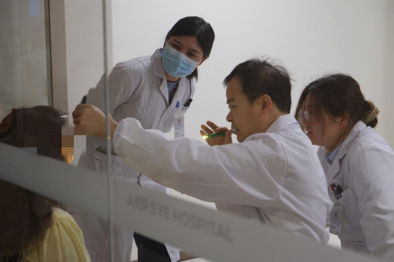 21岁小伙告别8年斜视阴霾！余新平教授南昌爱尔精准手术重筑双眼立体视_https://www.izongheng.net_快讯_第2张