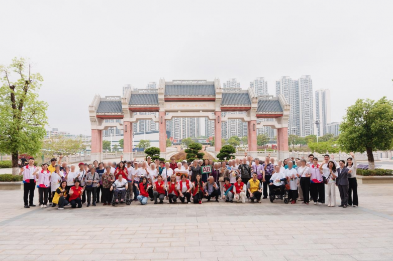 瑞众保险携手养老院开展 “爷爷奶奶的游园会”公益健步走活动