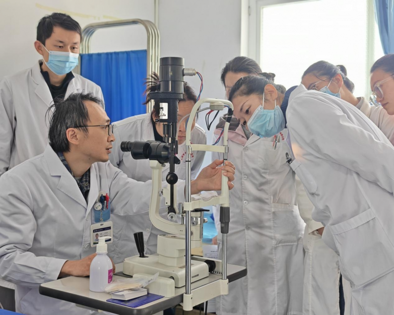 大理爱尔眼科眼底病专家尹志成受邀到银桥卫生院开展坐诊带教工作