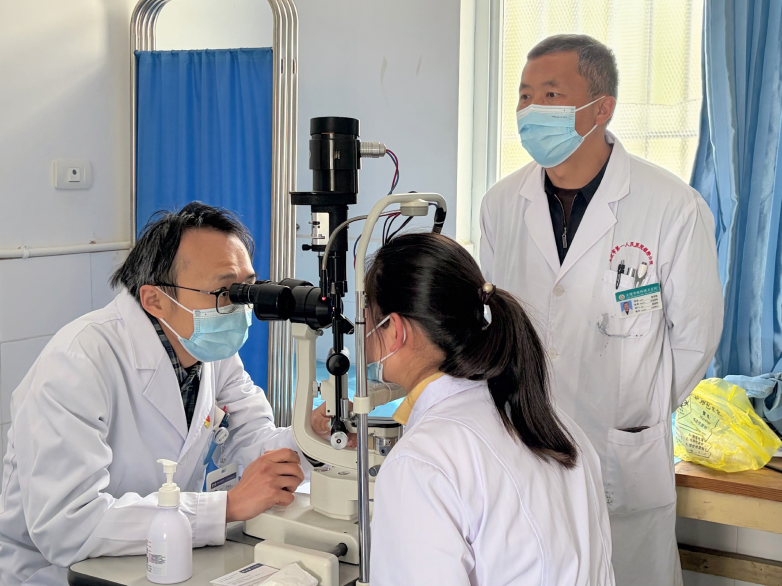大理爱尔眼科眼底病专家尹志成受邀到银桥卫生院开展坐诊带教工作