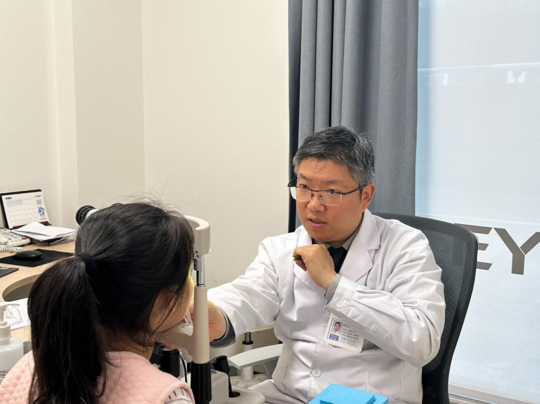 【重庆新闻日报】医院检查提示“近视前期”怎么办？南坪爱尔黄吉昌：抓住三个阶段，守住孩子视力防线