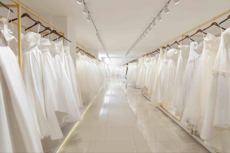 新疆旅拍婚纱照推荐｜芙拉薇尔全球旅拍伊犁店：赴疆境之约，定格草原与雪山的浪漫