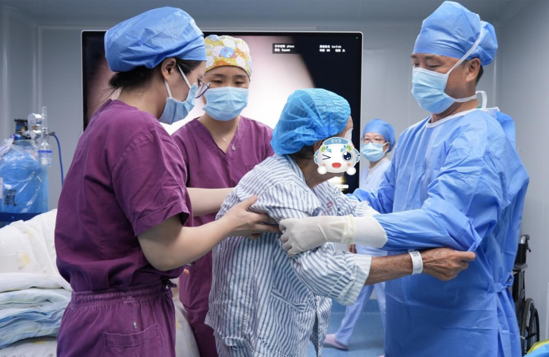 站着完成白内障手术，东莞爱尔刘斐院长个性化施术助八旬老人重见清晰视界