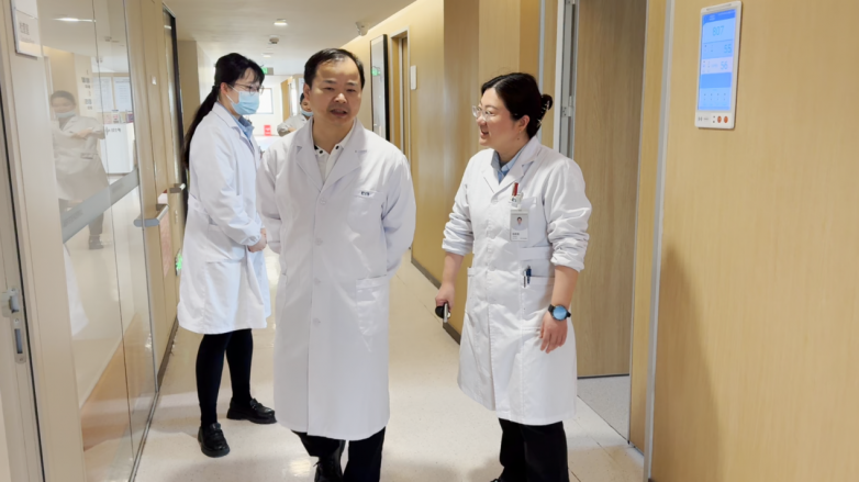 50岁阿姨沉迷手机成“斗鸡眼”，余新平教授南昌爱尔妙手助其“改斜归正”_https://www.izongheng.net_快讯_第2张