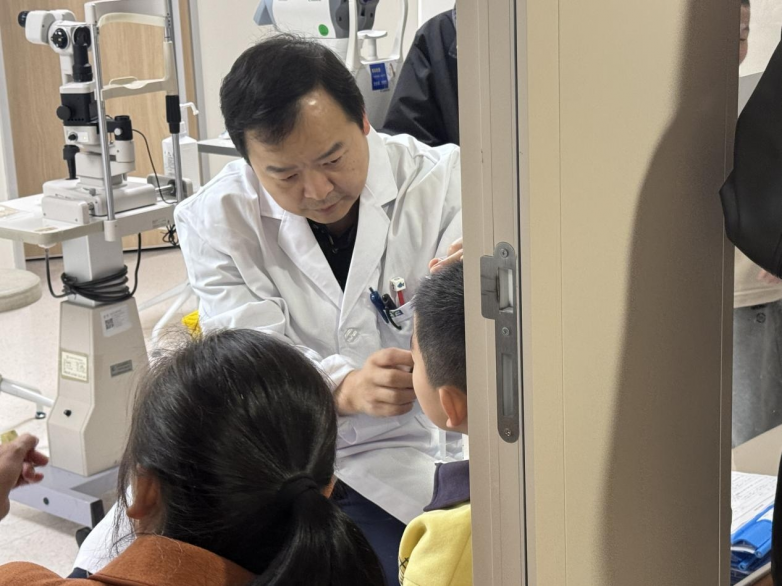 11岁男孩突发斗鸡眼,中山眼科专家余新平南昌爱尔成功实施斜视矫正手术_快讯_第2张_纵横网 11岁男孩突发斗鸡眼,中山眼科专家余新平南昌爱尔成功实施斜视矫正手术_https://www.izongheng.net_快讯_第2张