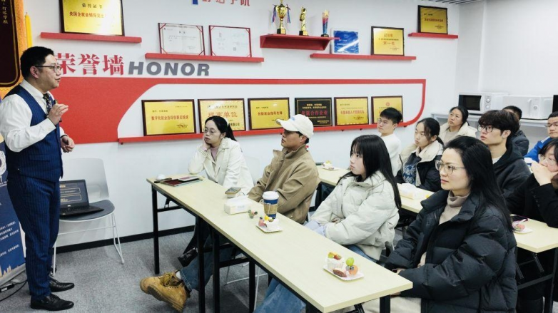 不保offer但敢写合同：成都灯塔学院的“上岸退款30%”条款详解