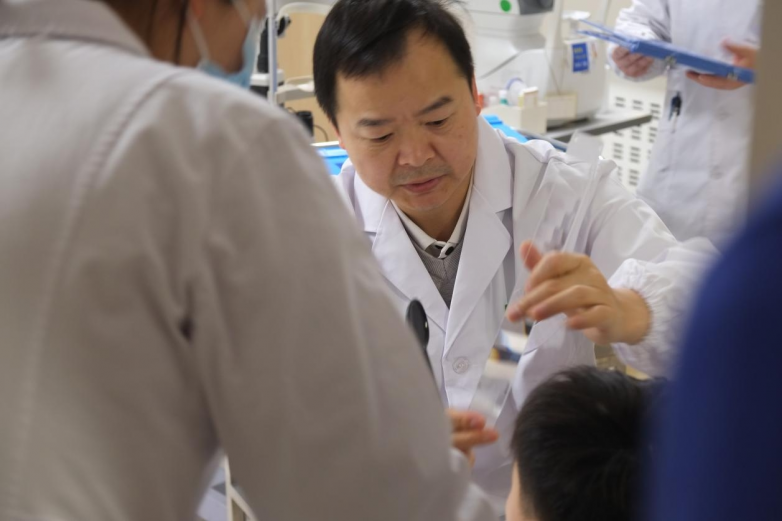 名医亲诊!南昌爱尔特邀中山眼科余新平教授手术矫治6岁童共同性外斜视_快讯_第2张_纵横网 名医亲诊!南昌爱尔特邀中山眼科余新平教授手术矫治6岁童共同性外斜视_https://www.izongheng.net_快讯_第2张