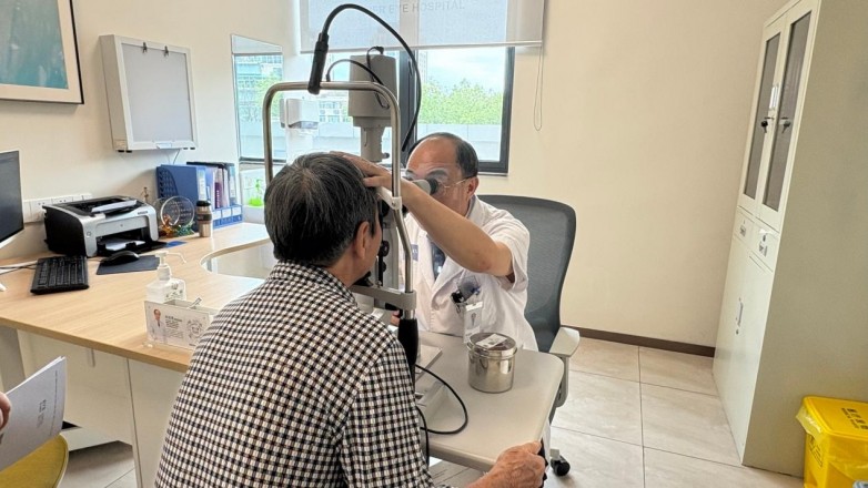 七旬老人饱受“眼中刺”与“千斤坠”双重折磨 南昌爱尔眼科专家一次手术解两愁