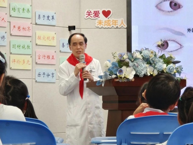 匠心守光明 仁心润童心｜金山工匠李勇亮相徐汇劳模工匠进校园收官活动，三十年眼科行医路传递榜样力量