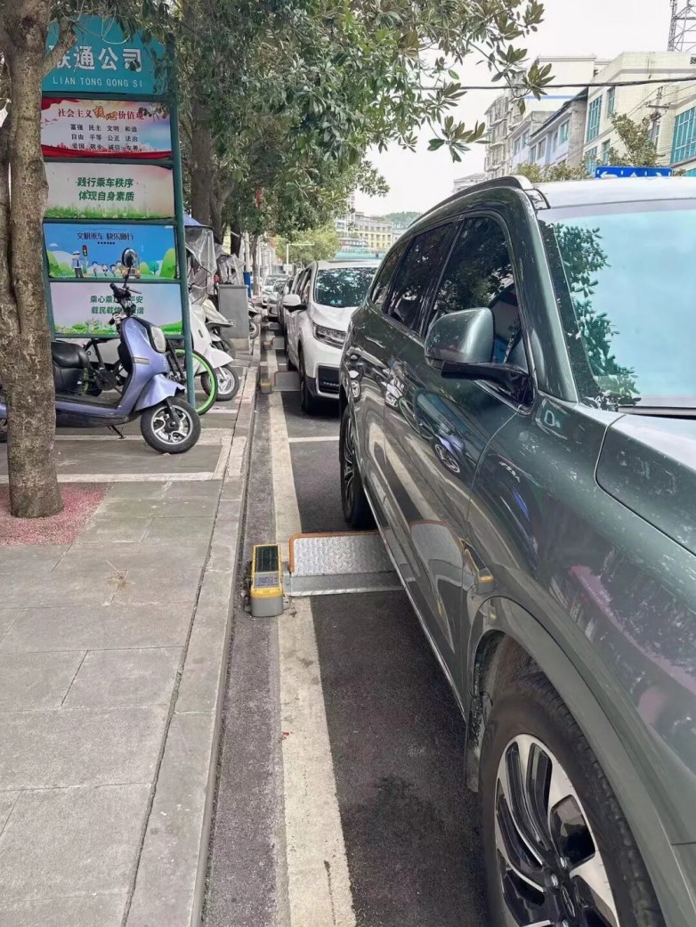 ​从“收费难、追缴难”到“一停一付”：智能泊位管理器如何重塑停车规则