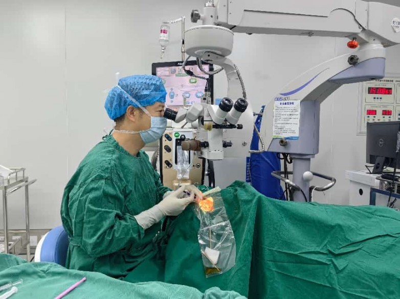 九旬独眼老人几近失明，40年青光眼史叠加多重慢病——南昌爱尔刘学群攻克零容错疑难白内障手术