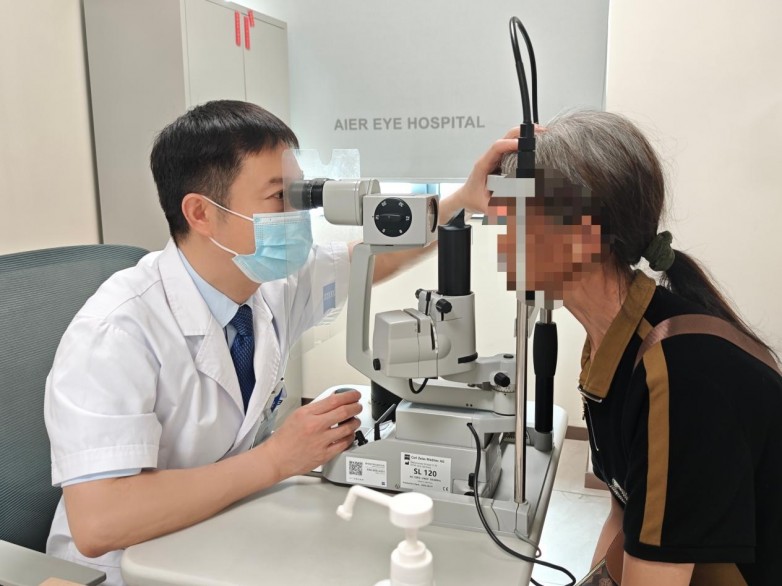 六旬阿姨视力骤降至仅辨手指，南昌爱尔微创手术助其重获清晰“视”界