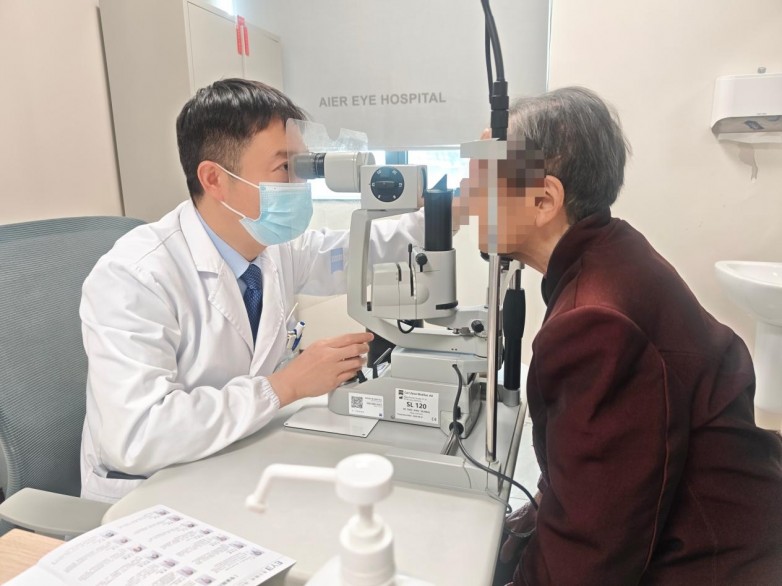 八旬独眼老人突发青光眼险失明 南昌爱尔刘学群院长妙手保住最后光明