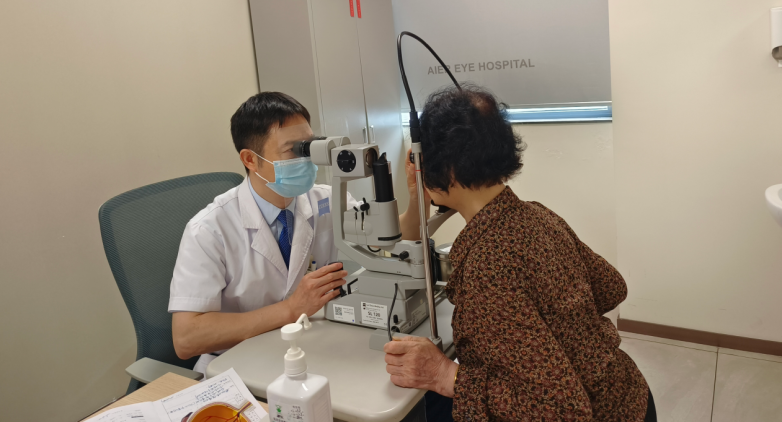 七旬老人惧怕手术拖到视物困难 南昌爱尔刘学群院长：青光眼用药无效须及时手术