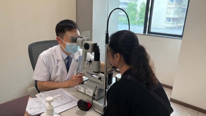 误诊误治半月险失明 南昌爱尔刘学群院长紧急手术挽救老人视力