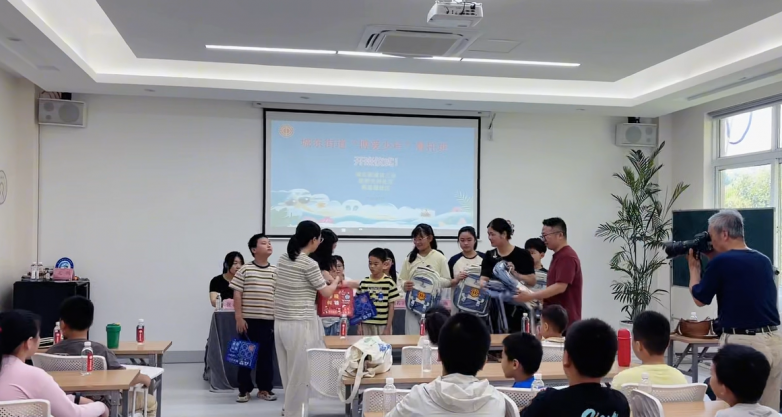 安全公益进暑托班 江苏南通交警联合九号电动车开展青少年交通安全课堂