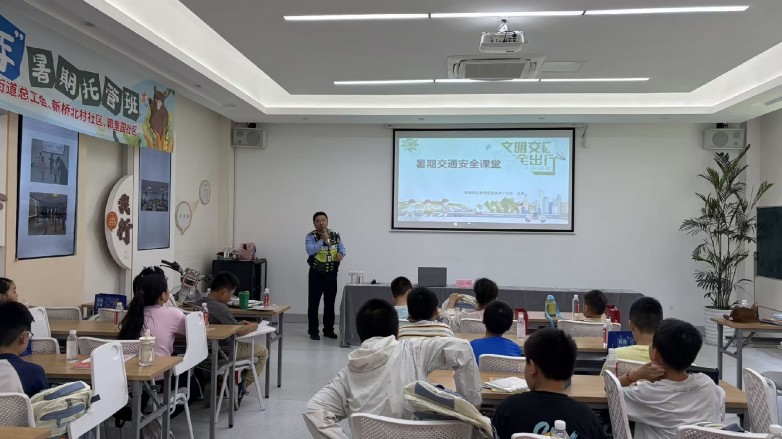 安全公益进暑托班 江苏南通交警联合九号电动车开展青少年交通安全课堂