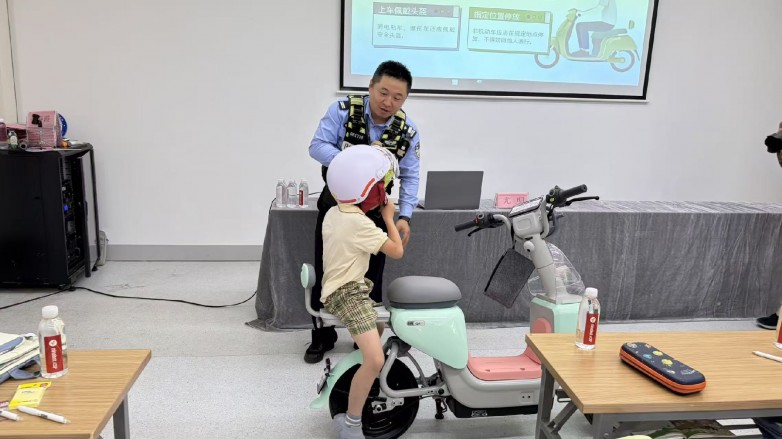 安全公益进暑托班 江苏南通交警联合九号电动车开展青少年交通安全课堂