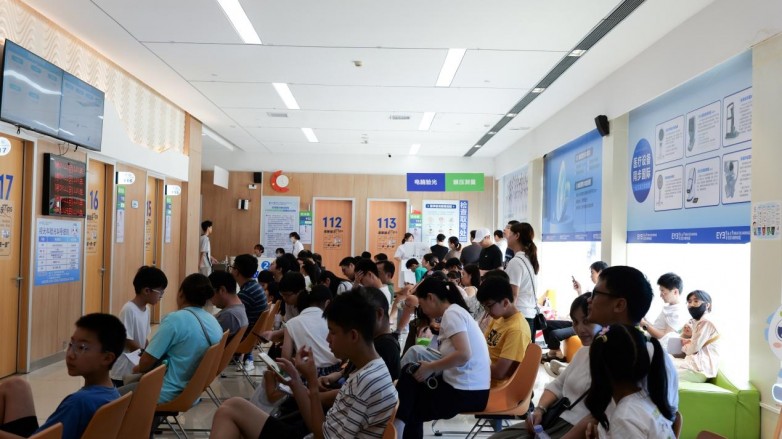 近日，国家卫生健康委发布2026版《近视防治指南》，对儿童眼健康筛查、眼轴监测、光学干预及药物使用等关键环节提出全新标准化规范。深耕东莞近视防控12年的东莞爱尔眼科，其始终践行的近视防控体系始终同步国(图6)