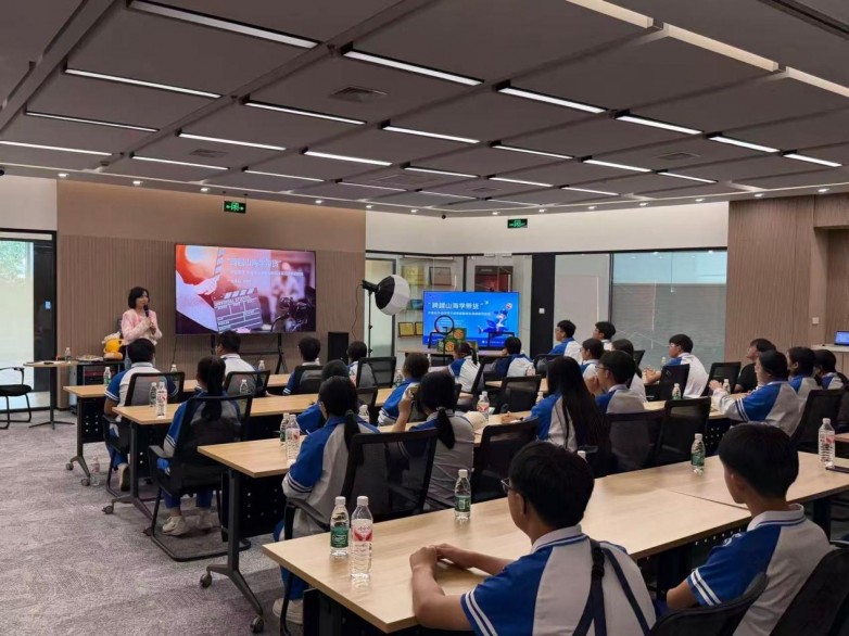 “跨越山海学带货”——云南金平学子新媒体直播带货实训活动在智见中心举行