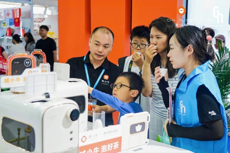 第54届北京礼品展收官茶小牛AI泡茶机定义智能茶礼新风向(图2)