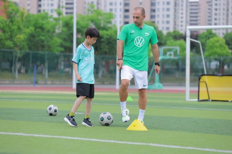 绿茵皖行:金寨留守儿童的足球新日常(图6)