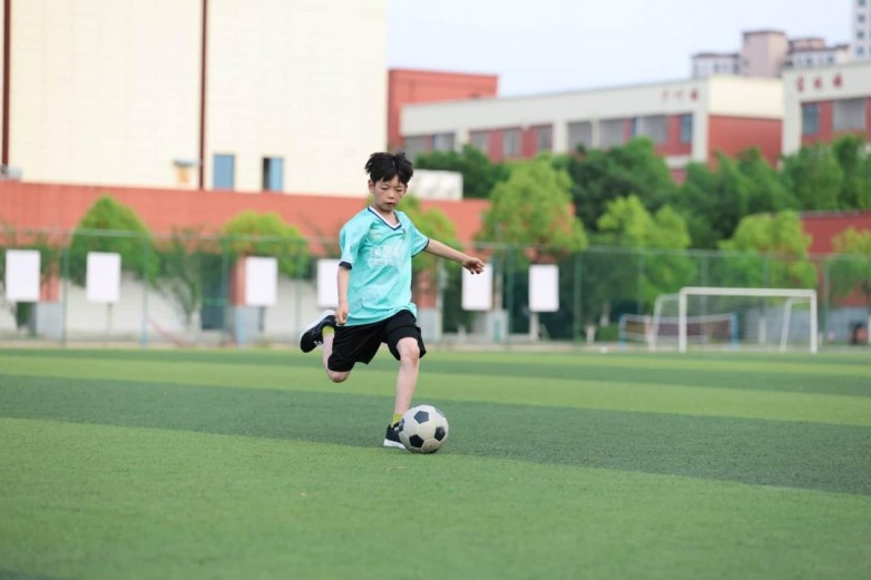 绿茵皖行:金寨留守儿童的足球新日常(图2)