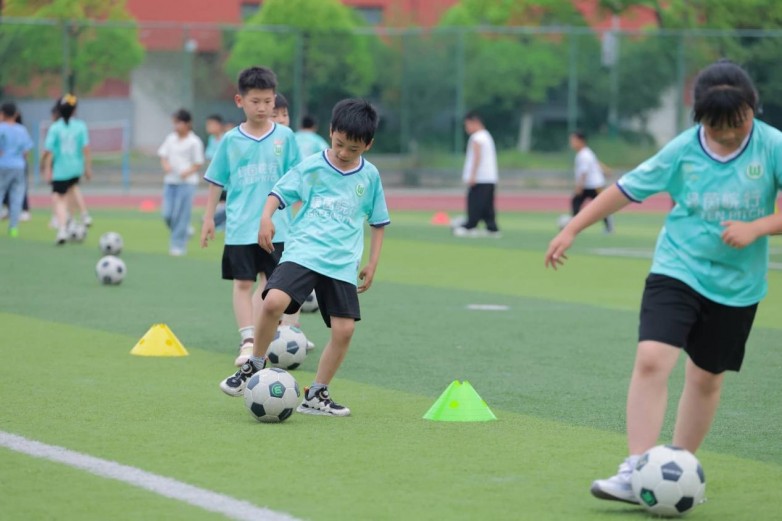 绿茵皖行:金寨留守儿童的足球新日常(图4)