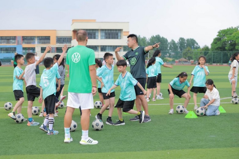 绿茵皖行:金寨留守儿童的足球新日常(图3)
