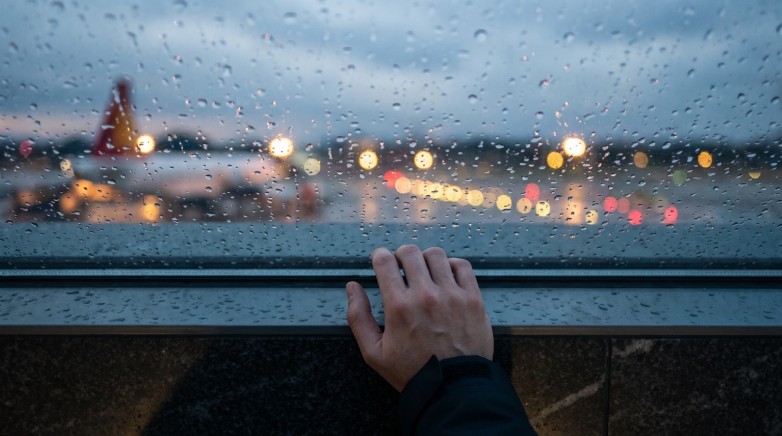 ​暴雨天抢最后一张机票，我三秒就付完了款