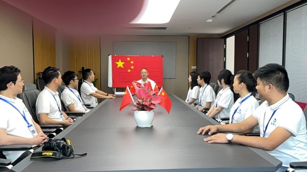 锦天云集团国庆献礼：董事长亲率团队，共筑红色信仰，小国旗飘扬中的党建新篇章