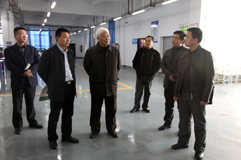 李国发调研实训中心时要求打造更多精品实训室