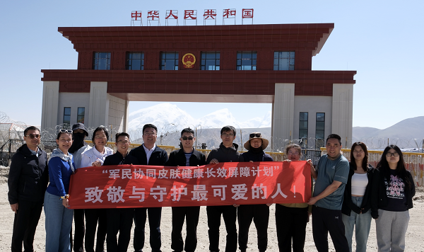 中塔国门合影(截屏修).png